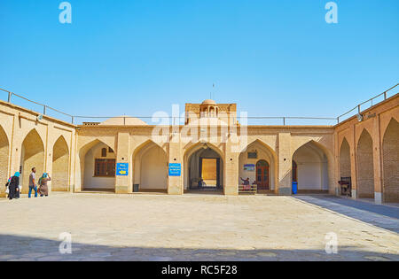 YAZD, IRAN - le 18 octobre 2017 : la cour de la mosquée Jameh avec galerie voûtée en briques et petits dômes, le 18 octobre à Yazd. Banque D'Images