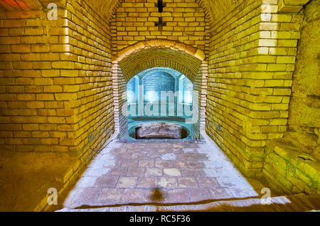 YAZD, IRAN - le 18 octobre 2017 : l'intérieur de la ville historique de qanat (métro), situé sur le territoire de la mosquée Jameh, le 18 octobre dans la région de Yazd. Banque D'Images