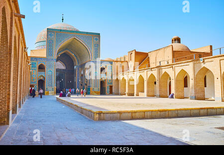 YAZD, IRAN - le 18 octobre 2017 : La Mosquée Jameh dispose de grande cour avec arcades de briques, sol carrelé décoré et portail immense dôme, le 18 octobre à Yazd. Banque D'Images