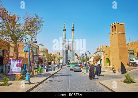 YAZD, IRAN - le 18 octobre 2017 : Masjid Jame est l'une des principales rues touristiques, menant à la ville monument notable - la Mosquée du Vendredi, le 1 octobre Banque D'Images