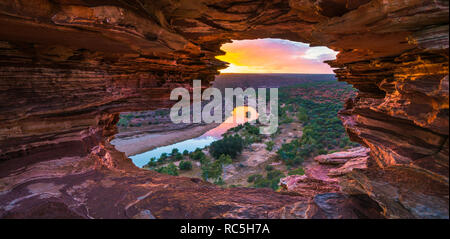 Parc national de Kalbarri en Australie. Une vue à travers la fenêtre de la nature de la formation de grès de la Murchison River qui coule à travers la gorge au lever du soleil. Banque D'Images