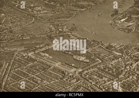 'Les trois bassins de la East India Docks et les flancs noirs de la Thames Reach vu de l'Air', Organisateur : Aerofilms. Banque D'Images