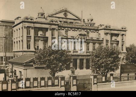 'À l'extérieur du palais du peuple dans le Mile End Road', c1935. Organisateur : Donald McLeish. Banque D'Images