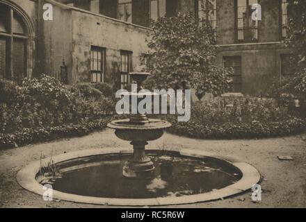 'Ancien Mûrier et fontaine dans le jardin de Drapers' Hall', c1935. Organisateur : Joel. Banque D'Images