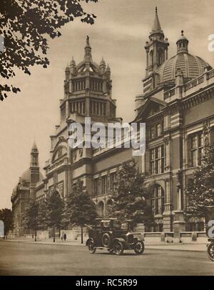 'Façade du Victoria and Albert Museum à Cromwell Road', c1935. Organisateur : Donald McLeish. Banque D'Images