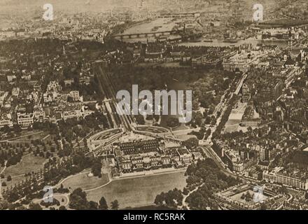 'Green Woodlands par les eaux de Westminster : Partie de la Seigneurie de Hyde au-dessous de l'aile du biplan', Créateur : Inconnu. Banque D'Images