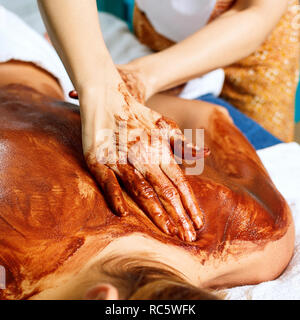 Massage du dos au chocolat masque hydratant. Banque D'Images