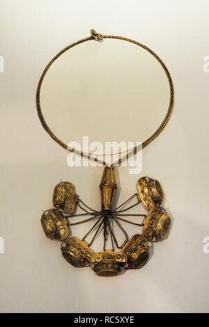 Trésor d'El Carambolo. Tartessian. Collier en or avec un pendentif. La reproduction. Orientalizing Période. La fin de 7e-6e siècle avant J.-C.. El Carambolo (Camas, province de Séville, Andalousie, Espagne). Musée Archéologique National. Madrid. L'Espagne. Banque D'Images