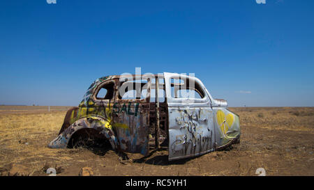 Vestiges d'une ancienne époque 1940 motor car sur le côté d'une autoroute dans l'arrière-pays australien avec ciel bleu et copy space Banque D'Images