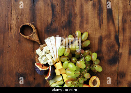 Hors-d'ensemble table et du vin. Fruits et fromage sur planche de bois. Hors-d'Vin Banque D'Images