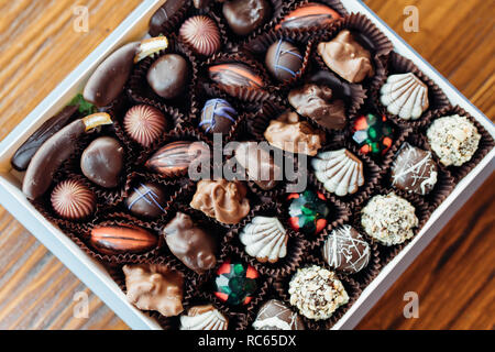 Chocolats artisanaux ou des bonbons dans la boîte. Ce cadeau de chocolat sont délicieux, naturels, sains et bio de luxe. Banque D'Images