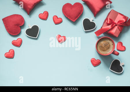 Carte de Saint-Valentin. La composition avec des cadeaux, coeurs rouges sur la surface bleue. Vue d'en haut. L'espace pour le texte. Banque D'Images