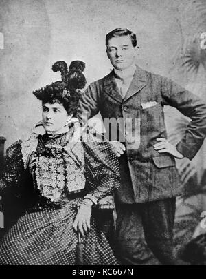 Mère de Winston Churchill, Lady Randolph Churchill, avec Winston âgée de vingt ans Banque D'Images