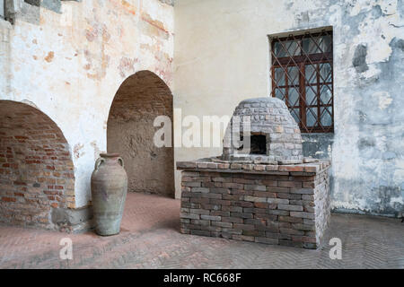 Four antique dans la cour de l'abbaye médiévale de Sesto Al Reghena - PN, région du Frioul-Vénétie Julienne, Italie Banque D'Images