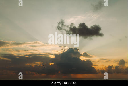 Ciel coucher de soleil spectaculaire, fantastique, belle fond naturel. Coucher de soleil illumine les nuages Banque D'Images