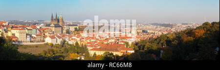 Prague - Le panorama de la ville avec le château et la cathédrale Saint-Guy dans la lumière du soir. Banque D'Images