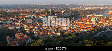 Prague - Le panorama de la ville de Petrin. Banque D'Images