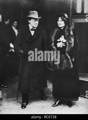 Winston Churchill et sa femme Clémentine visiter la Whitechapel Bourse du travail. Février 1910 Banque D'Images