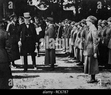 Winston Churchill l'inspection British Women's forces à Cologne. Août 1919 Banque D'Images