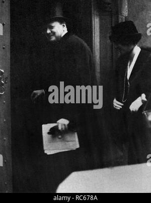 Winston Churchill avec Clementine Churchill arrivant à Lincolns Inn à témoigner sur les citernes à la Commission royale sur les prix aux inventeurs.Oct 1919 Banque D'Images