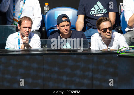 Melbourne, Australie. 14 Jan, 2019. Tennis : l'Australie s'ouvrir. Rainer Schüttler (l-r), l'entraîneur d'Angelique Kerber, physiothérapeute Andre Kreidler et manager Thron Aljosha s'asseoir dans la case du joueur. Crédit : Frank Molter/dpa/Alamy Live News Banque D'Images