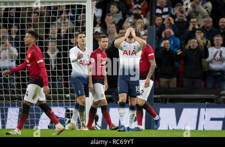 Londres, Royaume-Uni. 13 Jan, 2019. Harry Kane d'éperons couvre son visage au cours de la Premier League match entre Tottenham Hotspur et Manchester United au stade de Wembley, Londres, Angleterre le 13 janvier 2019. Photo par Andy Rowland. Crédit : Andrew Rowland/Alamy Live News Banque D'Images