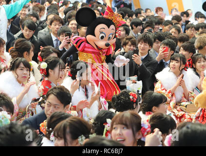 Urayasu, au Japon. 14 Jan, 2019. Personnage de Disney Minnie sourit avec 20-year-old women wearing kimonos durant la cérémonie de leur 'Coming-of-Age Day' célébration à la Tokyo Disneyland à Urayasu, suburban Tokyo le lundi, Janvier 14, 2019. Le nombre de personnes âgées de 20 ans, l'âge légal de l'âge adulte au Japon, est estimé à 1,25 millions de dollars cette année. Credit : Yoshio Tsunoda/AFLO/Alamy Live News Banque D'Images