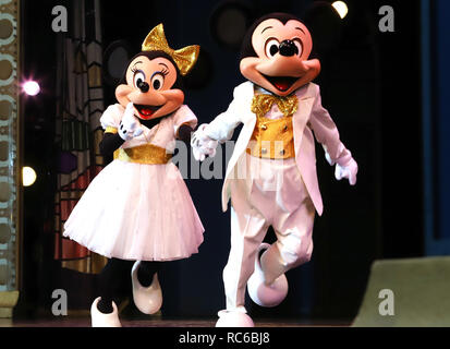 Urayasu, au Japon. 14 Jan, 2019. Personnages de Disney Mickey et Minnie Mouse effectuer alors qu'ils célèbrent la 'Coming-of-Age Day' cérémonie au Tokyo Disneyland à Urayasu, suburban Tokyo le lundi, Janvier 14, 2019. Le nombre de personnes âgées de 20 ans, l'âge légal de l'âge adulte au Japon, est estimé à 1,25 millions de dollars cette année. Credit : Yoshio Tsunoda/AFLO/Alamy Live News Banque D'Images