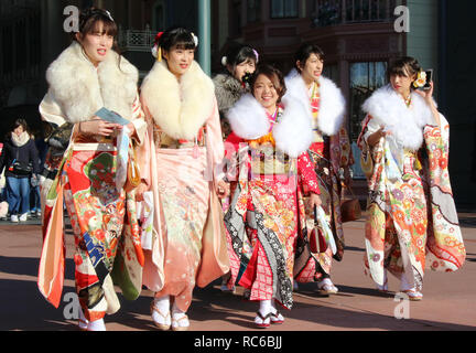 Urayasu, au Japon. 14 Jan, 2019. 20-year-old women wearing kimonos arriver au Tokyo Disneyland à Urayasu, suburban Tokyo pour assister à la cérémonie de leur 'Coming-of-Age Day' célébration le lundi 14 janvier 2019. Le nombre de personnes âgées de 20 ans, l'âge légal de l'âge adulte au Japon, est estimé à 1,25 millions de dollars cette année. Credit : Yoshio Tsunoda/AFLO/Alamy Live News Banque D'Images