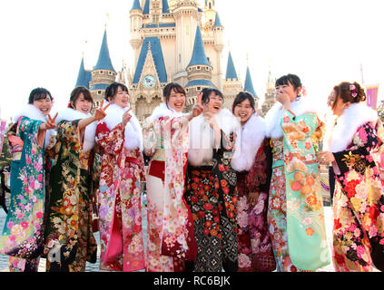 Urayasu, au Japon. 14 Jan, 2019. 20-year-old women wearing kimonos prendre des photos après la cérémonie de leur 'Coming-of-Age Day' célébration à la Tokyo Disneyland à Urayasu, suburban Tokyo le lundi, Janvier 14, 2019. Le nombre de personnes âgées de 20 ans, l'âge légal de l'âge adulte au Japon, est estimé à 1,25 millions de dollars cette année. Credit : Yoshio Tsunoda/AFLO/Alamy Live News Banque D'Images