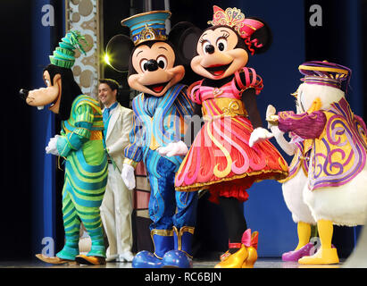 Urayasu, au Japon. 14 Jan, 2019. Personnages de Disney Mickey et Minnie Mouse effectuer comme ils le celebratef 'Coming-of-Age Day' cérémonie au Tokyo Disneyland à Urayasu, suburban Tokyo le lundi, Janvier 14, 2019. Le nombre de personnes âgées de 20 ans, l'âge légal de l'âge adulte au Japon, est estimé à 1,25 millions de dollars cette année. Credit : Yoshio Tsunoda/AFLO/Alamy Live News Banque D'Images