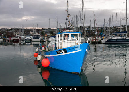 Kinsale, Cork, Irlande. 14 janvier, 2019. Bateau de pêche Naomh Ríoch avec capitaine Elton O'Hea et quitter le Fitzgearld Barry helper pier à Kinsale, Co. Cork avant l'aube pour pêcher les crevettes et coquillages de la côte. Crédit : David Creedon/Alamy Live News Banque D'Images