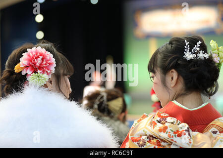 Chiba, Japon. 14 Jan, 2019. Filles japonais habillé de l'âge à venir célébrer ensemble à Tokyo Disneyland à Chiba, Japon, 14 janvier 2019. Les personnes qui ont tourné de 20 ans a pris part à l'assemblée annuelle de l'âge à venir au Japon la cérémonie de la journée de lundi. Crédit : Du Xiaoyi/Xinhua/Alamy Live News Banque D'Images