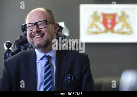 Gdansk, Pologne. 18 mai, 2018. (Note du rédacteur : Photo d'archives) Maire de Gdansk Pavel Adamovich dans son bureau pendant une entrevue en mai 2018. Un homme portant un couteau d'urgence à un événement de bienfaisance à Gdansk où le maire a été assistant et lui blessé le 13 janvier 2019. Crédit : Igor Russak SOPA/Images/ZUMA/Alamy Fil Live News Banque D'Images