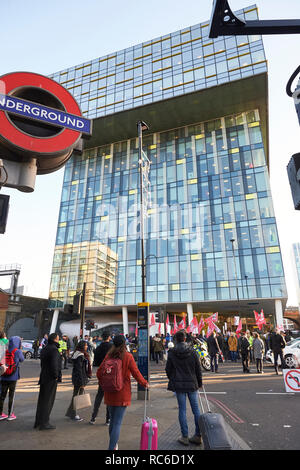 Londres, Royaume-Uni. 14Th jan 2019. Les pilotes Minicab prendre part à une manifestation devant les bureaux de l'organisme Transport for London, Southwark, organisé par l'Union des travailleurs indépendants de la Grande-Bretagne et des conducteurs de voitures privées, à la suite du dernier mois introduction du péage urbain pour les minicabs. Crédit : Thomas Bowles/Alamy Live News Banque D'Images