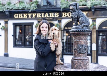 Edinburgh, Royaume-Uni. 14 Jan, 2019. L'ancien leader travailliste écossais, Kezia Dugdale célèbre le 147e anniversaire de la mort du célèbre Grayfriar avec son chien Bobby de Brodie. L'événement, organisé par les chiens Trust, célèbre le chien qui a passé de nombreuses années assis sur les masters c'est grave. Credit : Riche de Dyson/Alamy Live News Banque D'Images