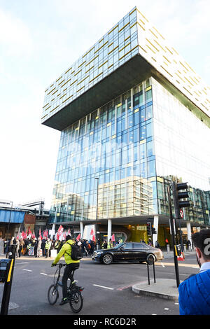 Londres, Royaume-Uni. 14Th jan 2019. Les pilotes Minicab prendre part à une manifestation devant les bureaux de l'organisme Transport for London, Southwark, organisé par l'Union des travailleurs indépendants de la Grande-Bretagne et des conducteurs de voitures privées, à la suite du dernier mois introduction du péage urbain pour les minicabs. Crédit : Thomas Bowles/Alamy Live News Banque D'Images