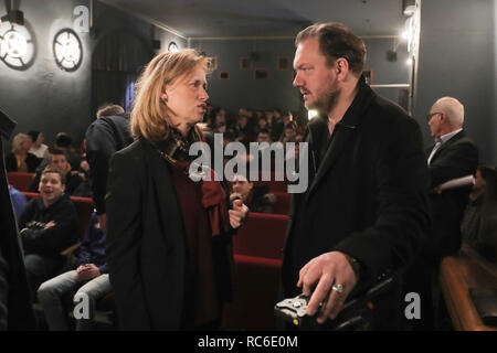 14 janvier 2019, le Schleswig-Holstein, Lübeck : Karin Prien (CDU), Ministre de l'éducation du Schleswig-Holstein, et Charly Hübner (r), cinéaste et Scauspieler, parler avant la projection du film 'Wild Heart'. Environ 80 élèves de l'école primaire et global Timmendorfer Strand a vu le documentaire "Wildes Herz" (Cœur sauvage) le lundi dans Le Kommunales Kino (KoKi), qui montre le développement de l'allemand "punk" Fischfillet Sahne Feiner (crèmes de filet de poisson). Photo : Christian Charisius/dpa Banque D'Images