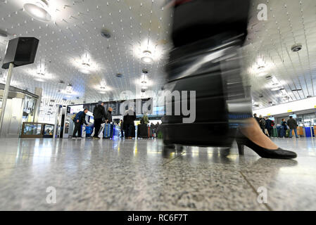 Hanovre, Allemagne. 14 Jan, 2019. Les passagers aller et se mettent au niveau des départs A de l'aéroport. En raison d'une grève d'avertissement annoncé le 15.01.2019, plus d'un tiers des liaisons à l'aéroport de Hanovre sera annulée. Selon Verdi, 500 employés à l'aéroport de Hanovre sont appelés à participer à une grève d'avertissement de 24 heures. Credit : Holger Hollemann/dpa/Alamy Live News Banque D'Images