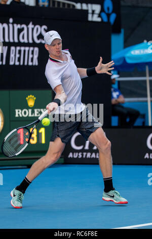 Melbourne, Australie. 14 Jan, 2019. Kyle Edmund de Grande-Bretagne renvoie la balle au cours de la première ronde du tournoi match contre Tomas Berdych de République tchèque à l'Open d'Australie 2019 à Melbourne, Australie, 14 janvier 2019. Tomas Berdych a remporté 3-0. Xinhua/Hu Jingchen Banque D'Images