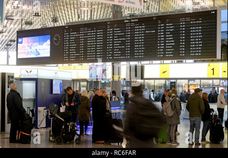 Hanovre, Allemagne. 14 Jan, 2019. Les passagers sont au niveau des départs A de l'aéroport. En raison d'une grève d'avertissement annoncé le 15.01.2019, plus d'un tiers des liaisons à l'aéroport de Hanovre sera annulée. Selon Verdi, 500 employés à l'aéroport de Hanovre sont appelés à participer à une grève d'avertissement de 24 heures. Credit : Holger Hollemann/dpa/Alamy Live News Banque D'Images