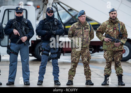 Rome, Italie. 14 Jan, 2019. Rome (Italie) l'aéroport de Ciampino - Retour à l'Italie de l'ancien terroriste Cesare Battisti, capturé en Bolivie dans la police photo Credit : LaPresse/Alamy Live News Banque D'Images