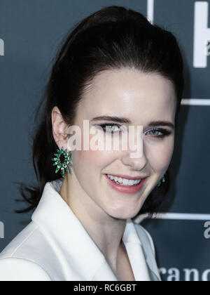 SANTA MONICA, LOS ANGELES, CA, USA - Le 13 janvier : actrice Rachel Brosnahan portant un costume Carolina Herrera, Jimmy Choo shoes et sac, Nikos Khoulis Bijoux, Bagues et Ana Khouri arrive à la 24e édition du Critics' Choice Awards s'est tenue à la Barker Hangar le 13 janvier 2019 à Santa Monica, Los Angeles, Californie, États-Unis. (Photo par Xavier Collin/Image Crédit : Agence de Presse) L'agence de presse Image/Alamy Live News Banque D'Images