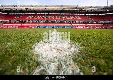 17 décembre 2018, la Bavière, Nuremberg : vue sur le point de lancement sur la pelouse dans le cercle du milieu de la Max Morlock vers la grande tribune du stade. Photo : Daniel Karmann/dpa Banque D'Images