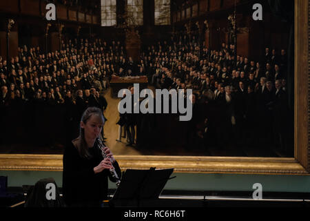 National Portrait Gallery, Londres, Angleterre. 14 janvier, 2019. Une performance basée sur des peintures de filles de Gainsborough actuellement exposées au Musée national du portrait mis à la musique de l'hautboïste Johann Christian Fischer. Directeur : Luc Dixon Directeur musical : Tyrone Landau chorégraphe : Jane Turner Cast : Angie Goddard, Theresa Hoffmann, Fiona McKinnon, Lizzie Willis, l'hautboïste : Penelope Carter Guest luthiste : Grace Rumgay Crédit. Mark O'Brien/Alamy live news Banque D'Images