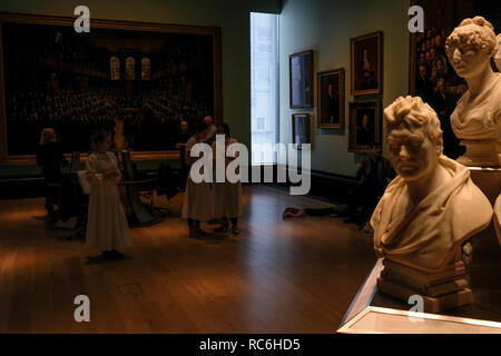 National Portrait Gallery, Londres, Angleterre. 14 janvier, 2019. Une performance basée sur des peintures de filles de Gainsborough actuellement exposées au Musée national du portrait mis à la musique de l'hautboïste Johann Christian Fischer. Directeur : Luc Dixon Directeur musical : Tyrone Landau chorégraphe : Jane Turner Cast : Angie Goddard, Theresa Hoffmann, Fiona McKinnon, Lizzie Willis, l'hautboïste : Penelope Carter Guest luthiste : Grace Rumgay Crédit. Mark O'Brien/Alamy live news Banque D'Images