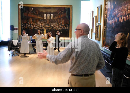 National Portrait Gallery, Londres, Angleterre. 14 janvier, 2019. Une performance basée sur des peintures de filles de Gainsborough actuellement exposées au Musée national du portrait mis à la musique de l'hautboïste Johann Christian Fischer. Directeur : Luc Dixon Directeur musical : Tyrone Landau chorégraphe : Jane Turner Cast : Angie Goddard, Theresa Hoffmann, Fiona McKinnon, Lizzie Willis, l'hautboïste : Penelope Carter Guest luthiste : Grace Rumgay Crédit. Mark O'Brien/Alamy live news Banque D'Images