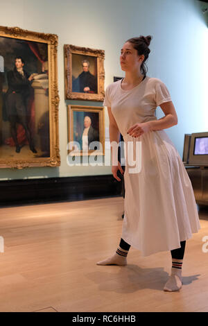 National Portrait Gallery, Londres, Angleterre. 14 janvier, 2019. Une performance basée sur des peintures de filles de Gainsborough actuellement exposées au Musée national du portrait mis à la musique de l'hautboïste Johann Christian Fischer. Directeur : Luc Dixon Directeur musical : Tyrone Landau chorégraphe : Jane Turner Cast : Angie Goddard, Theresa Hoffmann, Fiona McKinnon, Lizzie Willis, l'hautboïste : Penelope Carter Guest luthiste : Grace Rumgay Crédit. Mark O'Brien/Alamy live news Banque D'Images