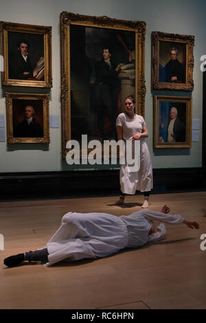 National Portrait Gallery, Londres, Angleterre. 14 janvier, 2019. Une performance basée sur des peintures de filles de Gainsborough actuellement exposées au Musée national du portrait mis à la musique de l'hautboïste Johann Christian Fischer. Directeur : Luc Dixon Directeur musical : Tyrone Landau chorégraphe : Jane Turner Cast : Angie Goddard, Theresa Hoffmann, Fiona McKinnon, Lizzie Willis, l'hautboïste : Penelope Carter Guest luthiste : Grace Rumgay Crédit. Mark O'Brien/Alamy live news Banque D'Images