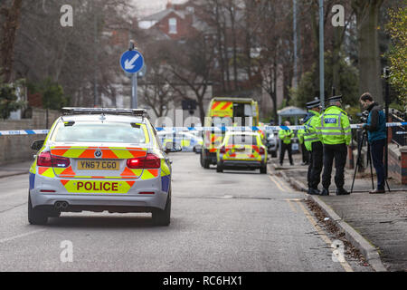 Pitsmoor, Sheffield, Royaume-Uni. 14 janvier 2019, route, Pitsmoor Burngreave, Sheffield, Angleterre ; femelle dans un état grave après une collision avec une ambulance sur Burngreave Pitsmoor Road Sheffield ; une vue générale de l'endroit où l'accident a eu lieu, une ambulance et une voiture aussi paramédical semblent être impliqués dans l'accident où une femme cycliste a été dans une collision avec l'un des véhicules d'urgence Credit : Nouvelles Images /Alamy Live News Banque D'Images